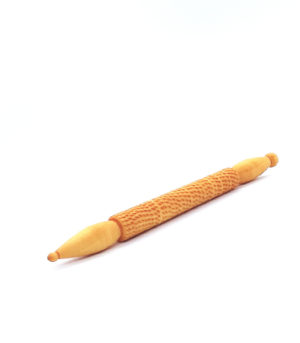 Stylo acupuncture en bois. Ce stylet “aromassage” sert à stimuler des points d’énergie sur tout le corps, après avoir déposer sur ces points une goutte d’huile essentielle choisie en fonction du bénéfice attendu