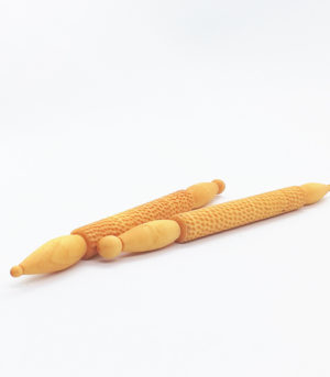 Stylo acupuncture en bois. Dans la pratique ce stylet “aromassage” sert à stimuler des points d’énergie sur tout le corps, après avoir déposer sur ces points une goutte d’huile essentielle choisie en fonction du bénéfice attendu.